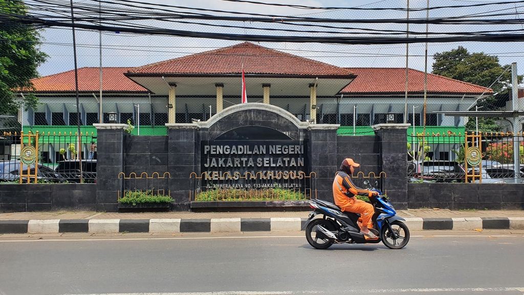 Seorang pemotor melintas di Jalan Ampera Raya atau di depan Gedung Pengadilan Negeri Jakarta Selatan pada Jumat (14/10/2022).