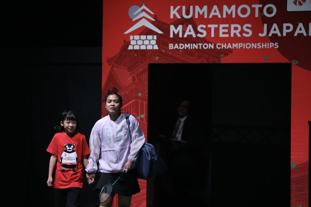 Gregoria Mariska Tunjung ketika memasuki lapangan untuk final tunggal putri turnamen bulu tangkis Kumamoto Masters di Jepang. Gregoria berhadapan dengan Chen Yu Fei pada Minggu (19/11/2023).