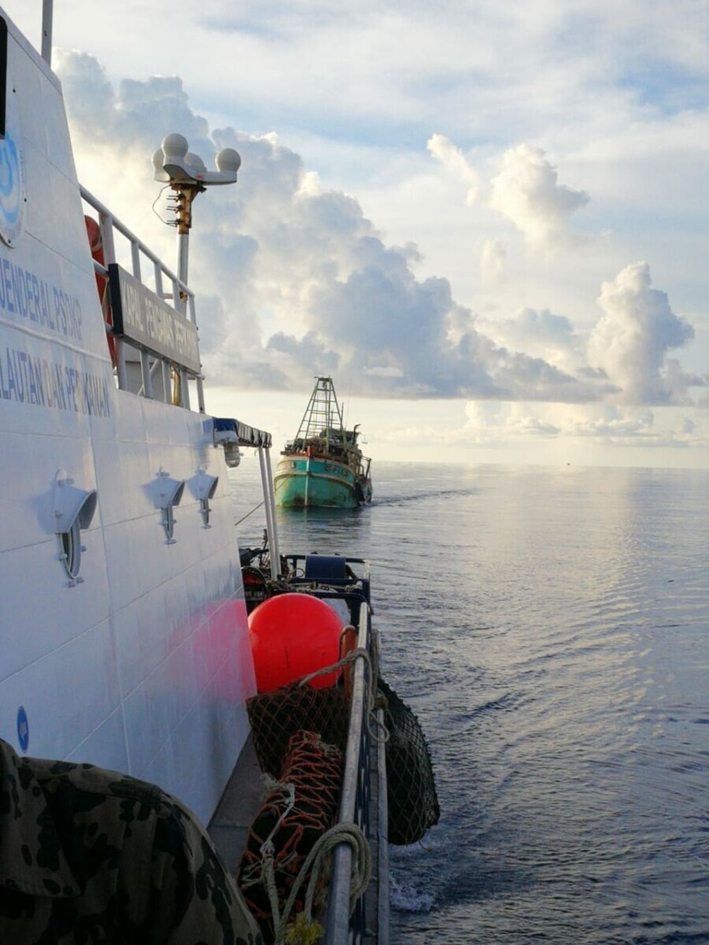 Kapal Pengawas Perikanan Kementerian Kelautan dan Perikanan (KKP) sedang menangkap kapal ikan asing.