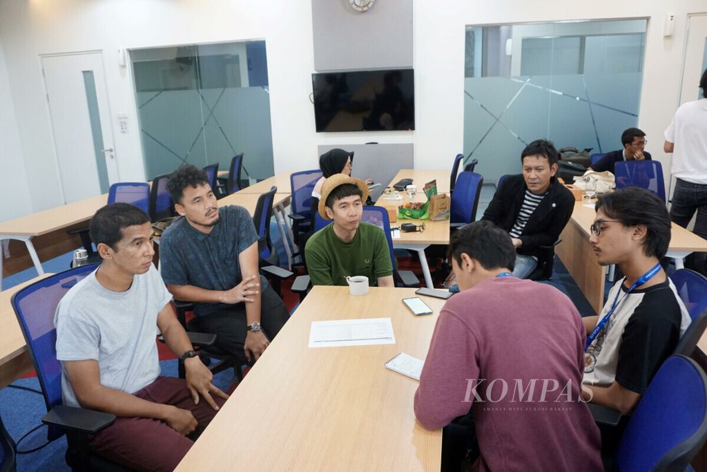 Mahasiswa yang magang di Kompas Muda sedang wawancara dengan awak band Band The Brandals di Jakarta,  Kamis (16/1/2020).