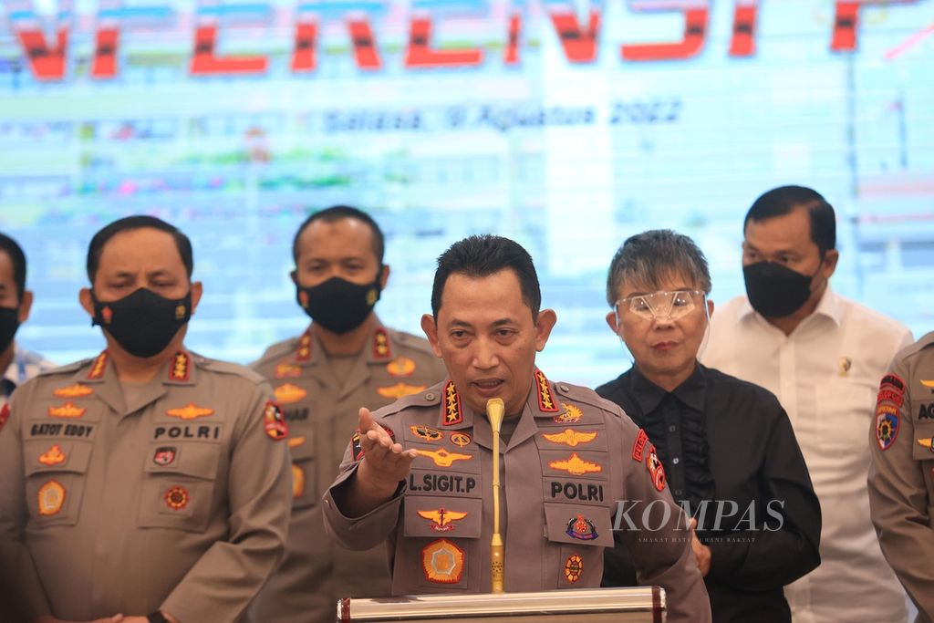Kapolri Jenderal (Pol) Listyo Sigit Prabowo memberikan keterangan pers terkait tewasnya Brigadir J (Nofriansyah Yoshua Hutabarat) di Mabes Polri, Jakarta, Selasa (9/8/2022). 