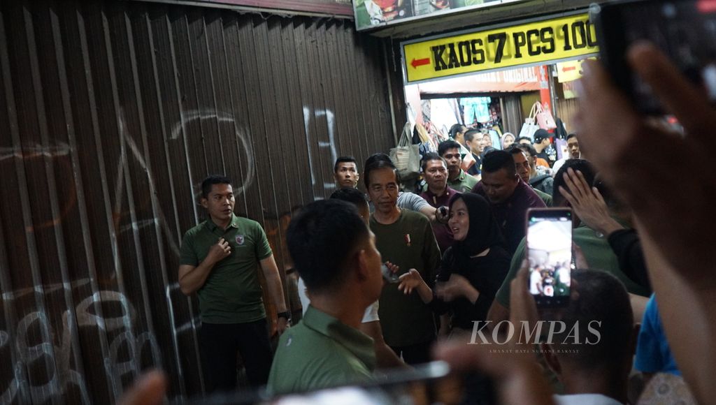 Presiden Joko Widodo ketika diajak warga berfoto bersama saat berjalan-jalan di kawasan Malioboro, Yogyakarta, Kamis (29/6/2023) malam.