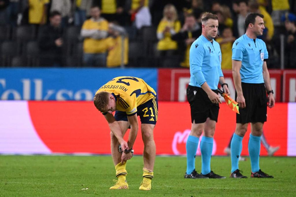 Dejan Kulusevski, gelandang Swedia, memegangi otot kakinya yang lelah seusai menghadapi Slovenia pada laga Liga Nasional Eropa di Solna, Swedia, 27 September 2022.