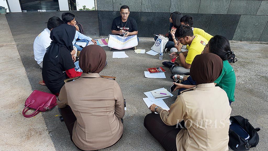 Mahasiswa dari beragam kampus se-Jawa Barat mengikuti rangkaian acara Rock the Vote di seputaran perpustakaan Universitas Indonesia, Depok, Jawa Barat, Minggu (18/3). 