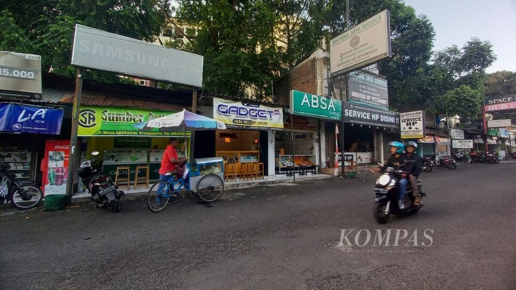 Suasana Jalan Mozes Gatotkaca yang terletak di Daerah Istimewa Yogyakarta, Sabtu (13/5/2023). Mozes Gatotkaca tewas ketika terjadi bentrokan antara aparat keamanan dan demonstran pada tragedi Mei 1998 di Yogyakarta. Mozes menjadi korban, meskipun tidak terlibat dalam demonstrasi.
