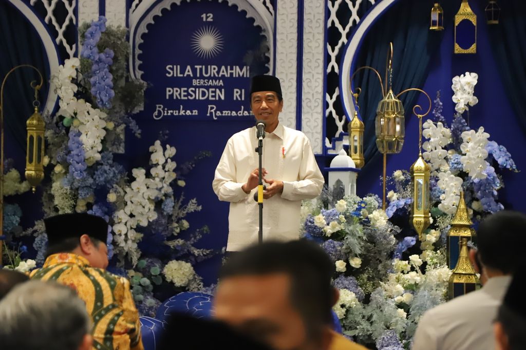 Presiden Joko Widodo memberikan sambutan dalam acara Silaturahmi Ramadhan di Kantor DPP PAN, Jakarta, Minggu (2/4/2023). 