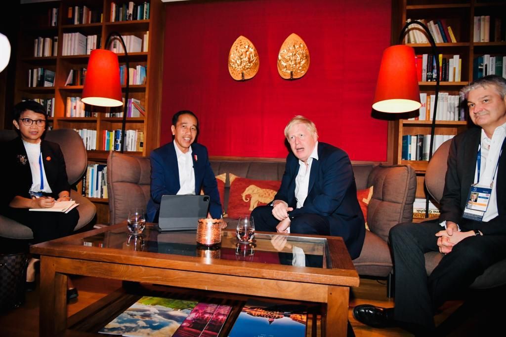 Presiden Joko Widodo melangsungkan pertemuan bilateral dengan Perdana Menteri Inggris Boris Johnson di sela KTT G7 di Elmau, Jerman, Senin (27/6/2022). Dalam pertemuan tersebut, dibahas mengenai penguatan kerja sama di sektor energi baru terbarukan.