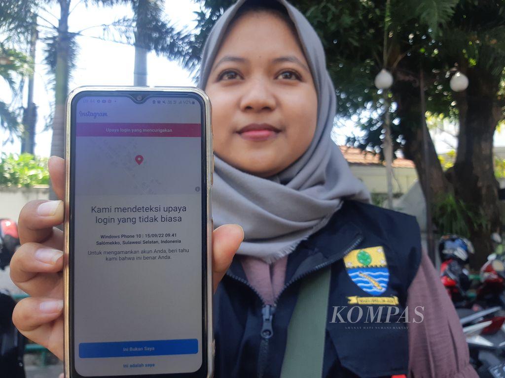 Ayu Lestari, jurnalis asal Cirebon, menunjukkan bukti upaya peretasan terhadap akun Instagramnya, Kamis (15/9/2022). Akun media sosialnya itu nyaris diretas setelah ia meliput terkait remaja Cirebon yang dituduh sebagai Bjorka.