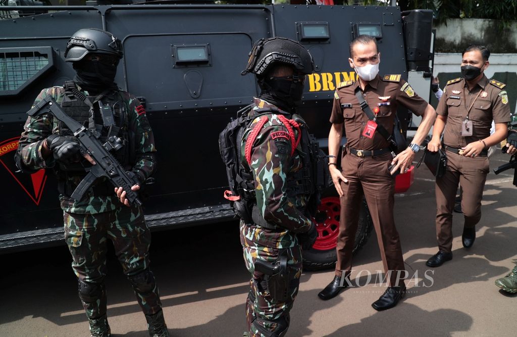 Personel Brimob berjaga-jaga di Pengadilan Negeri Jakarta Selatan, Jakarta, saat sidang perdana kasus dugaan pembunuhan berencana terhadap Brigadir Nofriansyah dan kasus dugaan penghalangan penyidikan, Senin (17/10/2022). 