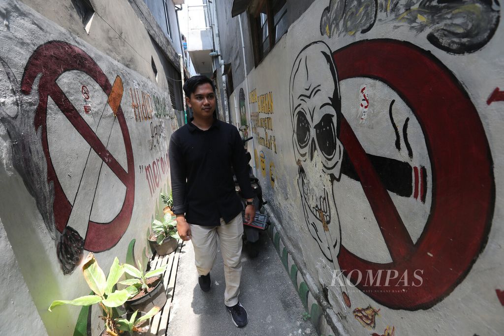 Mural bertema kawasan bebas asap rokok menghiasi permukiman warga di lingkungan RW 006 Kelurahan Kayu Manis, Matraman, Jakarta Timur, Selasa (14/11/2023). 