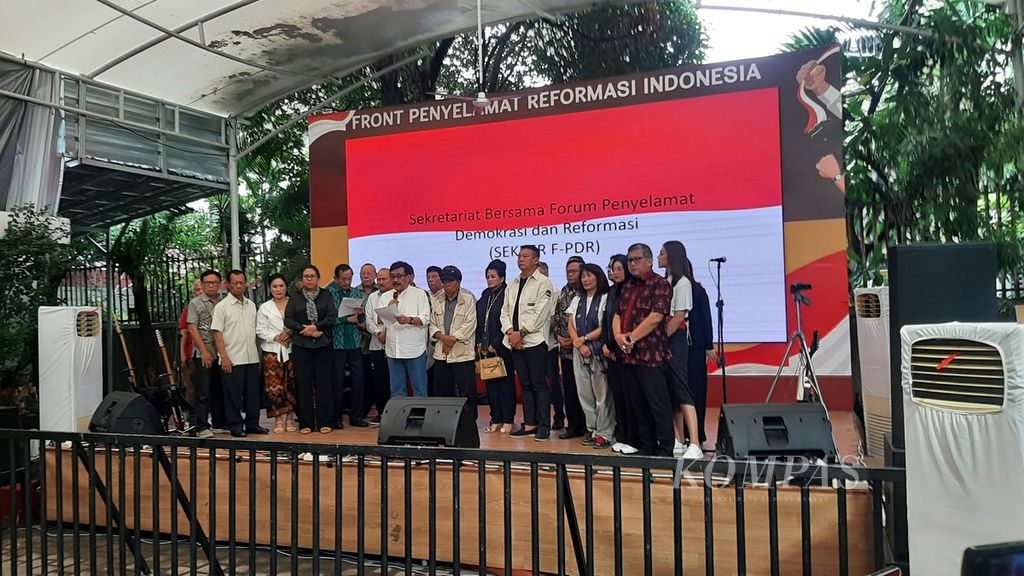 Sejumlah tokoh meresmikan Sekretariat Bersama Forum Penyelamat Demokrasi dan Reformasi di Jalan Diponegoro Nomor 72 Menteng, Jakarta Pusat, Sabtu (9/3/2024). 