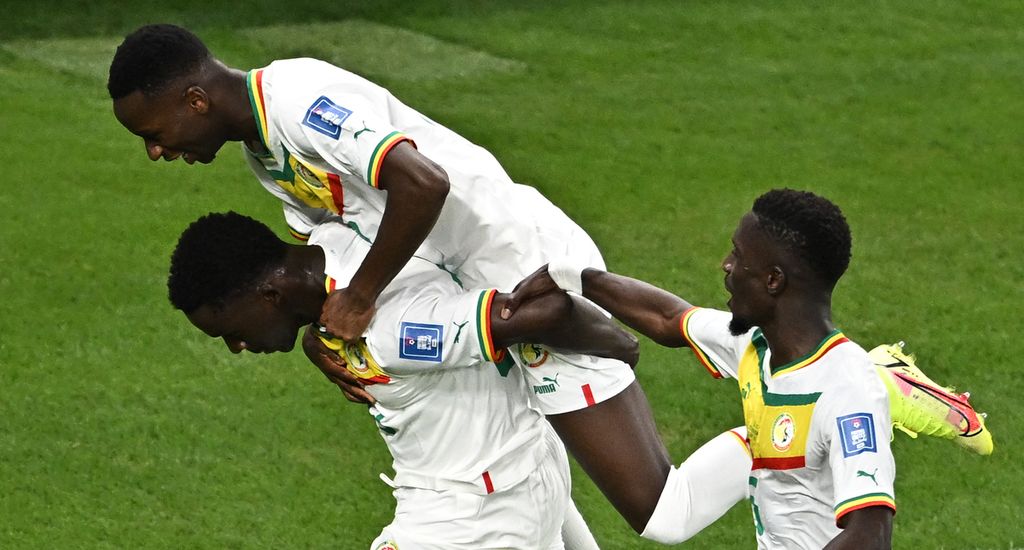 Penyerang Senegal Bamba Dieng (kiri) melakukan selebrasi setelah mencetak gol ketiga dalam pertandingan Grup A Piala Dunia Qatar 2022 antara Qatar dan Senegal di Stadion Al Thumama, Doha, Qatar (25/11/2022). 