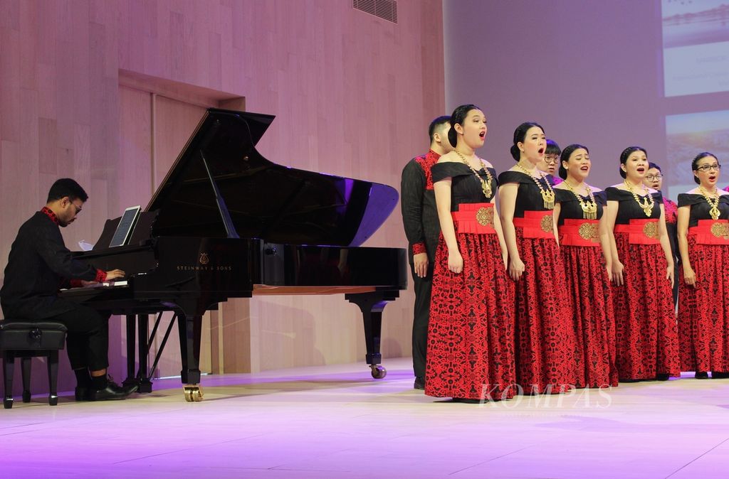 Penampilan paduan suara Batavia Madrigal Singers (BMS) di Balai Resital Kertanegara, Jakarta, Selasa (7/6/2022). BMS saat itu bersiap mengikuti European Grand Prix for Choral Singing 2022 di Perancis pada 18 Juni. 