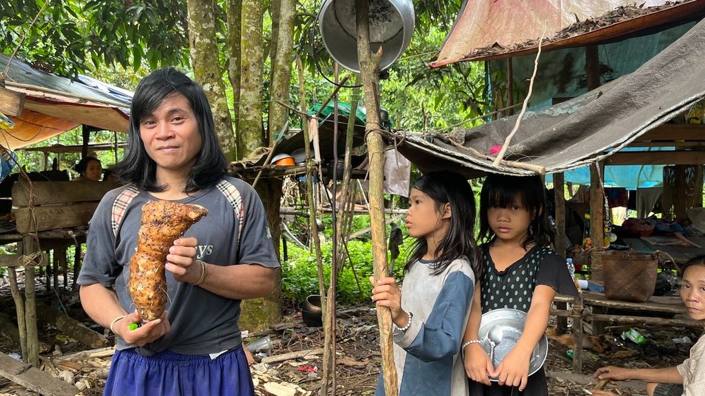 Makruf, anggota komunitas Punan Batu di Sajau Benau, Kabupaten Bulungan, Kalimantan Utara, menunjukkan ubi tubong yang menjadi makanan sehari-hari mereka, Jumat (2/9/2022). Untuk protein Punan Batu bergantung pada binatang liar dan ikan sungai. 