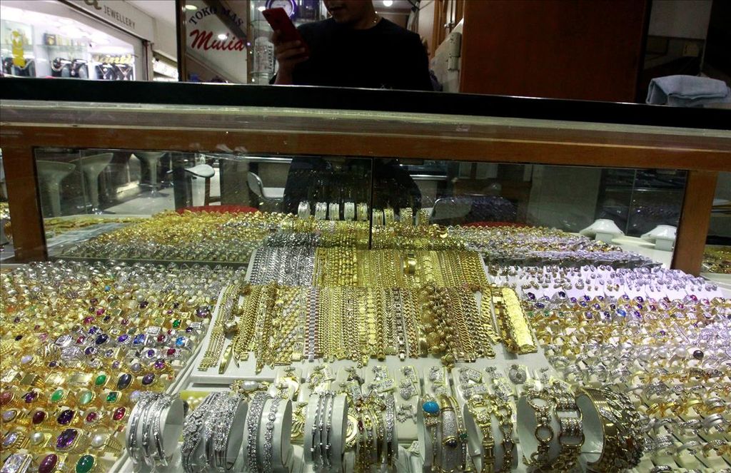 Aktivitas perdagangan emas perhiasan di pertokoan permata Cikini, Jakarta, Kamis (15/8/2019). 