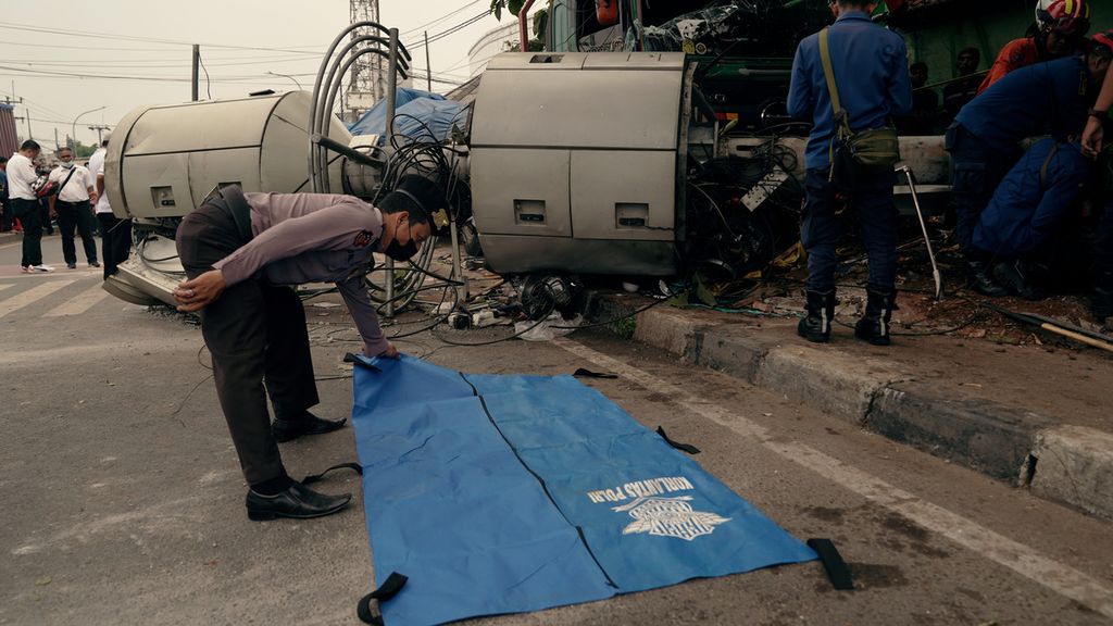 Polisi menyiapkan kantung jenazah dalam kecelakaan truk tronton yang menabrak halte dan menara telekomunikasi di depan SDN Kota Baru II dan III, Jalan Sultan Agung Km 28,5 Bekasi Barat, Kota Bekasi, Jawa Barat, Rabu (31/8/2022). 