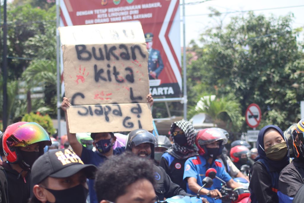Ribuan buruh dan mahasiswa Kabupaten Purwakarta, Jawa Barat, Kamis (8/10/2020), gelar aksi tolak UU Cipta Kerja. Mereka membawa papan tulisan berisi sindiran dan protes terhadap sejumlah pasal UU Cipta Kerja yang dinilai merugikan mereka.