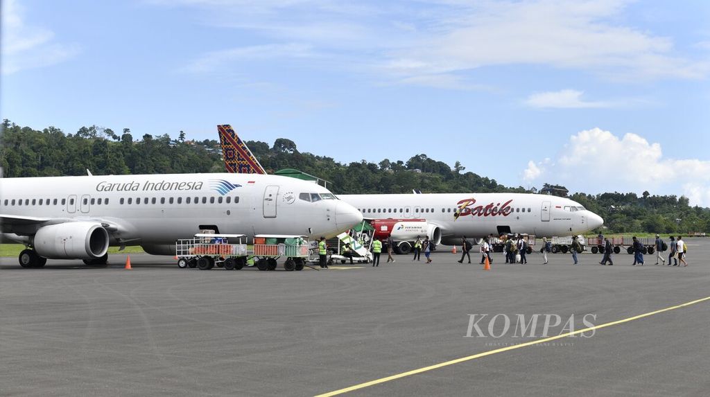 Pesawat Boeing 737-800 milik maskapai Garuda Indonesia dan Batik Air berada di Bandar Udara Rendani, Manokwari, Papua Barat, Kamis (22/4/2021). 