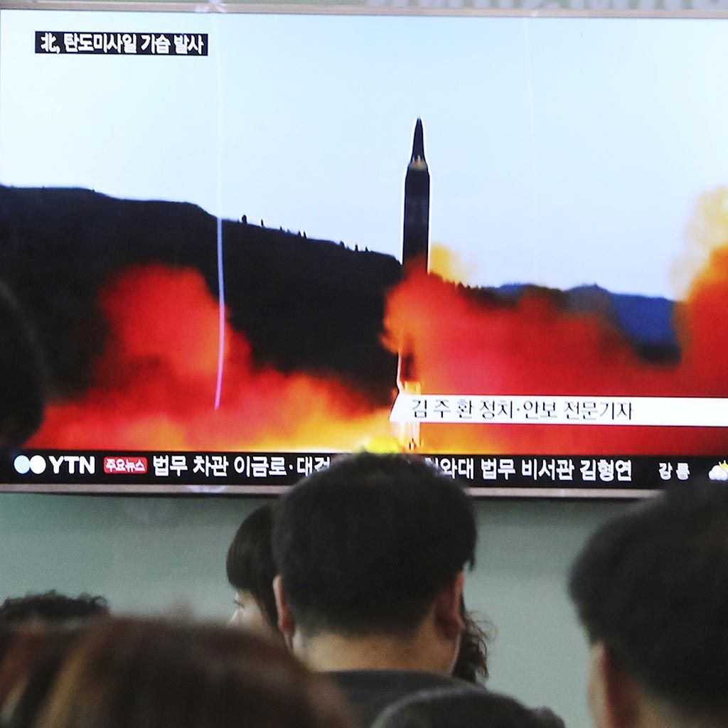 Warga Korea Selatan  menyaksikan tayangan berita di televisi tentang penembakan rudal oleh Korea Utara di Stasiun Kereta Seoul, Seoul, Korsel, Minggu (21/5). 