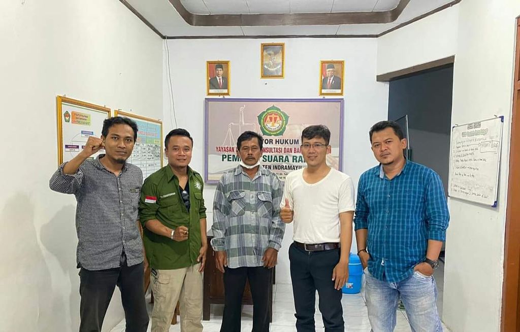 Anggota Garda Buruh Migran Indonesia Kabupaten Indramayu bertemu keluarga Fitriyani di Kecamatan Lelea, Kabupaten Indramayu, Jawa Barat, beberapa waktu lalu. Fitriyani merupakan pekerja migran Indonesia di Arab Saudi yang diduga menjadi korban perdagangan orang.