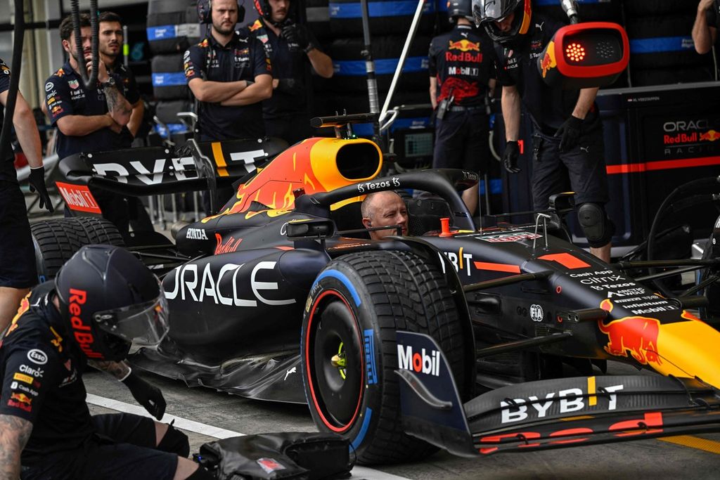 Para mekanik berlatih "pit stop" dengan mobil yang dikemudikan pebalap Red Bull Racing Max Verstappen menjelang Grand Prix Formula 1 seri Brasil di Interlagos, Sao Paulo, Brasil, Kamis (10/11/2022). 