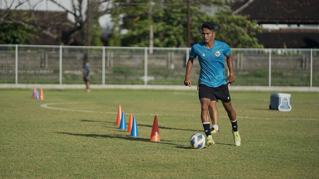 Gelandang Persebaya Surabaya, Marselino Ferdinan, melakukan latihan bersama tim nasional Indonesia, Senin (24/1/2022), di Stadion Gelora Samudra Kuta, Bali.
