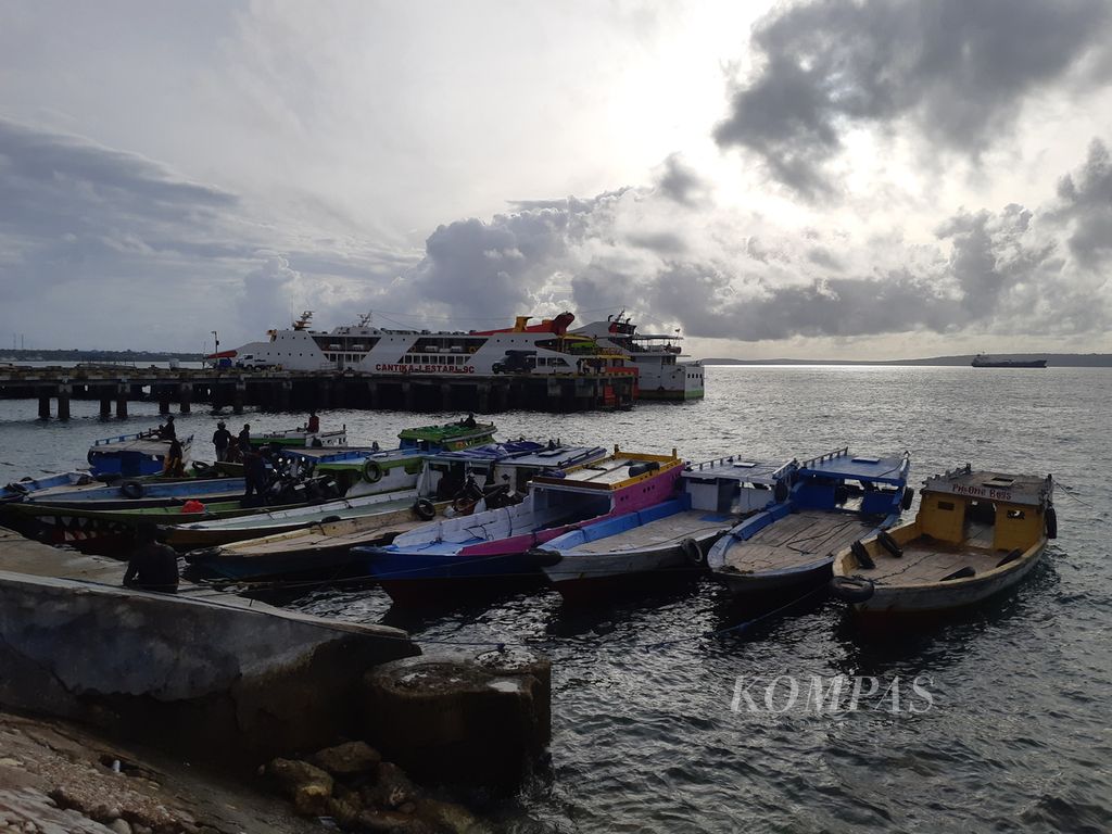 Perahu motor dengan tujuan Pulau Semau sandar di Pelabuhan Tenau, Kota Kupang, Nusa Tenggara Timur (NTT), Selasa (27/12/2022). 