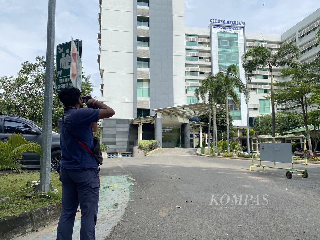 Warga memotret instalasi eksekutif Gedung Garuda, RSUP dr Kariadi, Semarang, Jateng, Minggu (6/2/2022). 