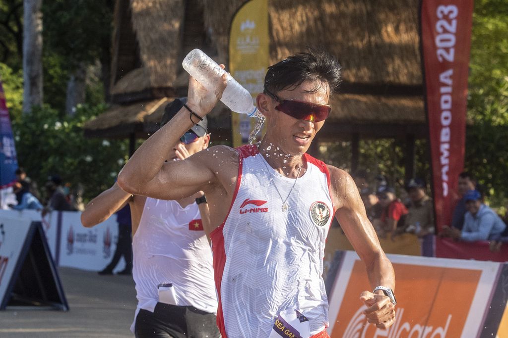 Atlet jalan cepat putra Indonesia, Hendro Yap, melaju pada lomba atletik nomor 20 kilometer jalan cepat Sea Games 2023 di kawasan situs warisan budaya dunia UNESCO Angkor Wat, Siem Reap, Kamboja, Sabtu (6/5/2023). Atlet jalan cepat asal Jawa Barat tersebut berhasil meraih medali emas.