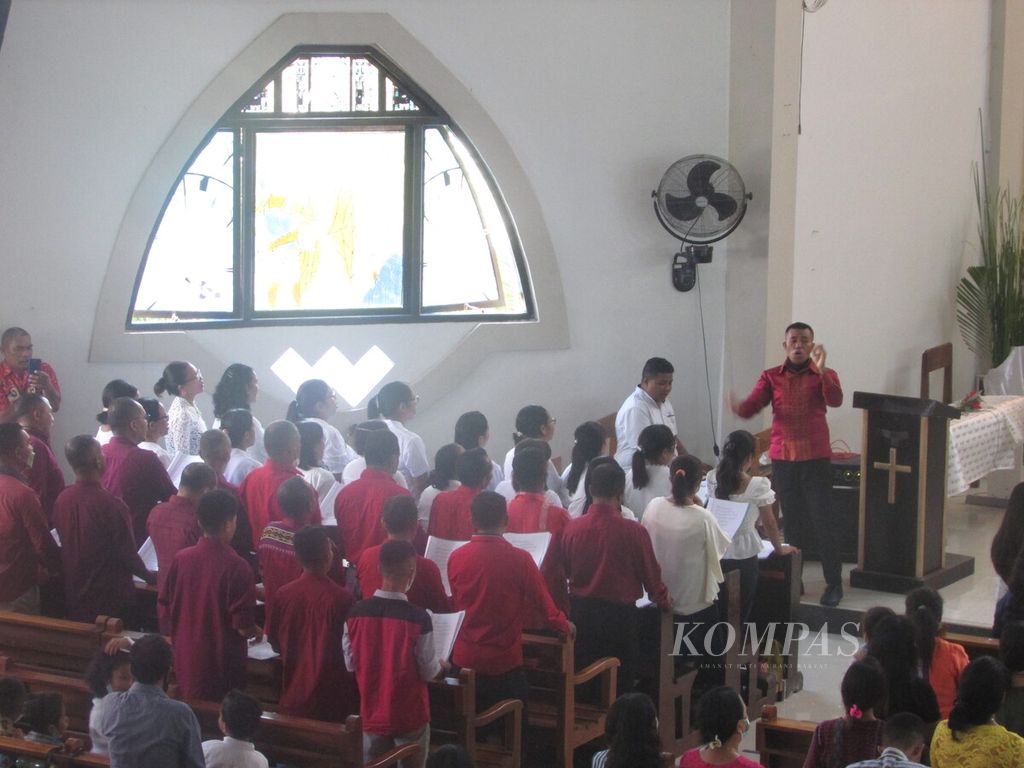 Koor dari kelompok umat basis St Yohanes Pembabtis Paroki Penfui Kupang membawakan lagu-lagu paskah pada hari raya Paskah, Minggu (17/4/2022).