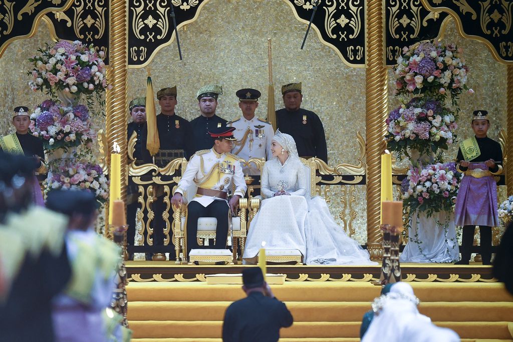 Pangeran Brunei Abdul Mateen (kiri tengah) dan pengantin perempuan Anisha Rosnah duduk di pelaminan saat resepsi pernikahan mereka di Istana Nurul Iman di Bandar Seri Begawan, Brunei Darusaalam, Minggu (14/1/2024). 