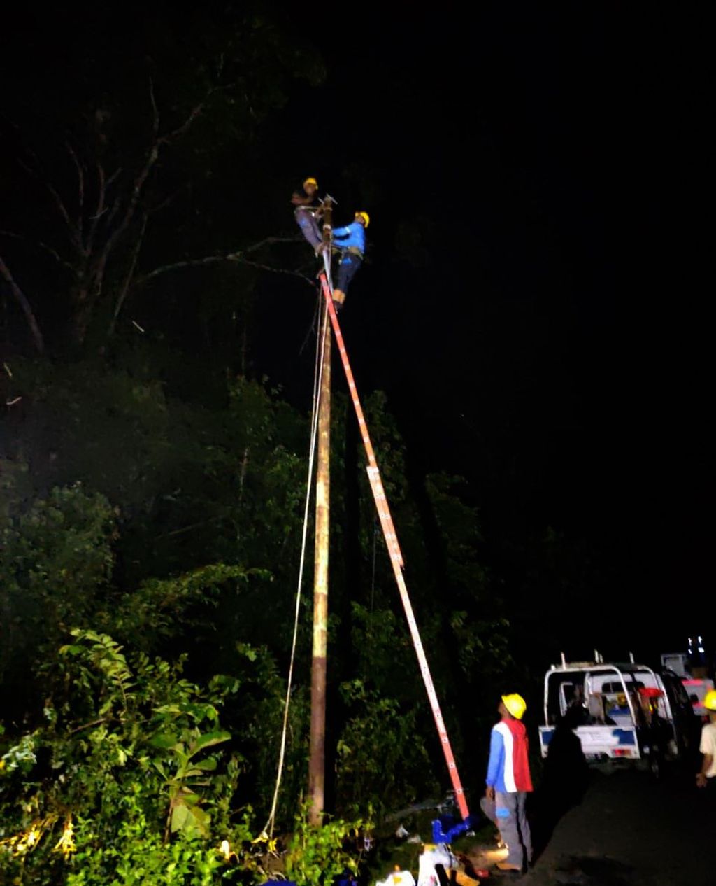 Petugas memperbaiki jaringan listrik yang rusak pascacuaca ekstrem yang melanda Pulau Sumbawa, Nusa Tenggara Barat, Sabtu (9/4/2022) malam.