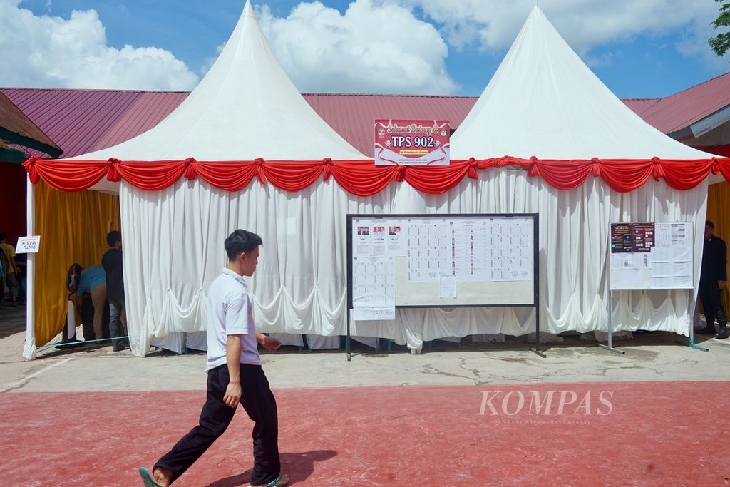 Seorang narapidana berjalan menuju tempat pemungutan suara di Rutan Kelas IIA Kendari, Sulawesi Tenggara, Rabu (14/2/2024). Ratusan napi menyalurkan hak pilih dalam Pemilu 2024 ini. Meski begitu, masih ada ratusan di antara mereka yang tidak memiliki hak pilih. Total DPT di Kendari sebanyak 238.205 pemilih.