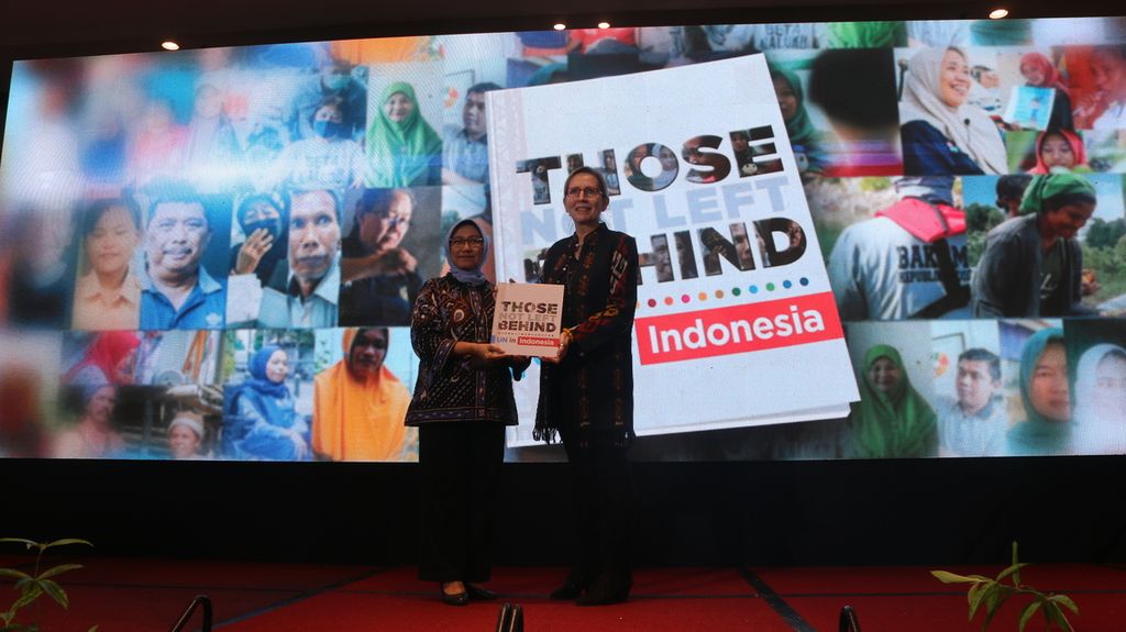 Kepala Perwakilan Perserikatan Bangsa-Bangsa di Indonesia Vivian Julliand (kanan) menyerukan buku <i>Those Not Left Behind</i> kepada Deputi Menteri di Bidang Kemaritiman dan Sumber Daya Alam Bappenas, Vivi Yulaswati, dalam peluncuran buku itu di Jakarta, 21 Maret 2024. 