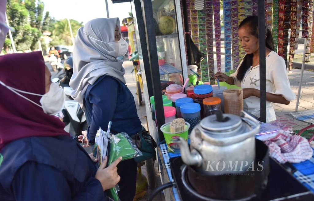 Petugas Balai Besar Pengawas Obat dan Makanan di Surabaya mengumpulkan sampel makanan yang dijual PKL di depan Masjid Al-Akbar untuk diuji laboratorium, Senin (11/4/2022). Pengambilan sampel untuk mengetahui kandungan zat berbahaya di tengah meningkatnya komsumsi makanan saat berbuka puasa di lokasi tersebut. Petugas juga melakukan sosialisasi tentang bahaya kandungan zat berbahaya bagi kesehatan.