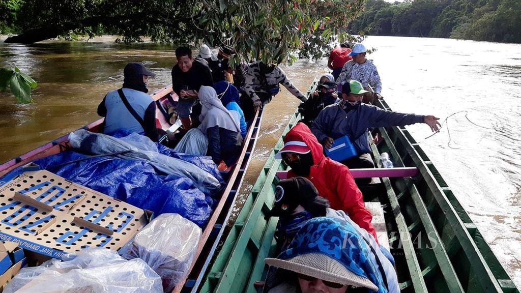 Perahu mengangkut penumpang di Sungai Kapuas di Kabupaten Kapuas Hulu, Kalimantan Barat, Rabu (14/11/2018). Mesin perahu itu rusak dan berhenti untuk perbaikan. Sungai itu satu-satunya jalur bagi masyarakat di hulu Kapuas jika ingin ke Putussibau, ibu kota Kapuas Hulu.