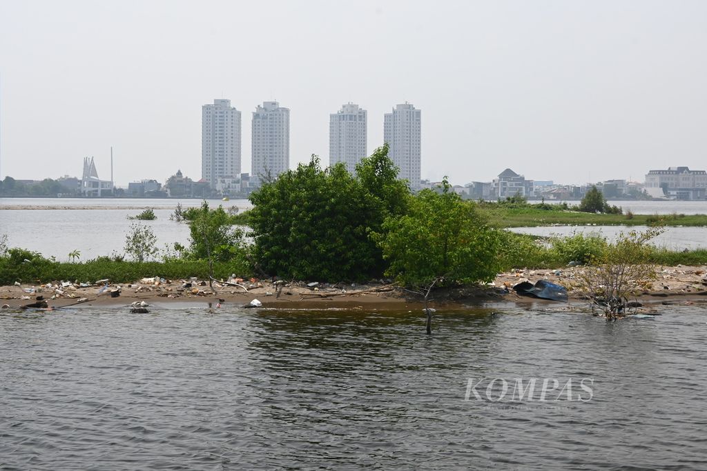 Kondisi terkini kawasan Reklamasi Pulau G di Teluk Jakarta, pada Rabu (28/9/2022) pagi. Daratan pulau buatan itu perlahan tenggelam akibat abrasi. 