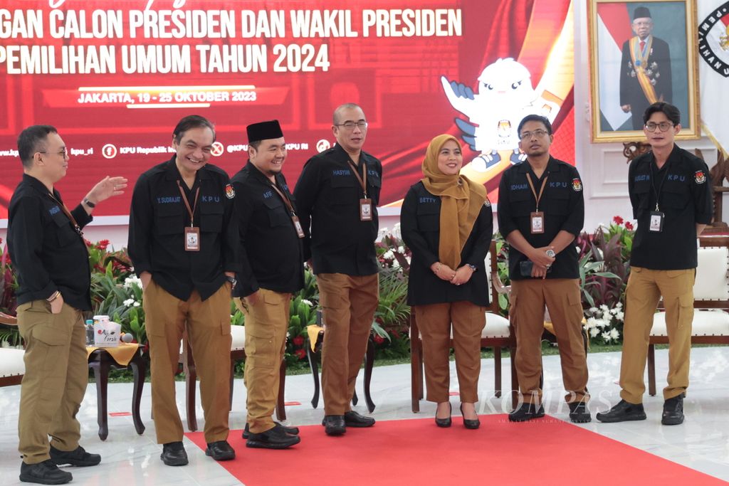 Ketua KPU Hasyim Asy’ari (tengah) didampingi anggota KPU (dari kiri ke kanan) Parsadaan Harahap, Yulianto Sudrajat, Mochammad Afifudin, Betty Epsilon Idroos, Idham Holik, dan August Mellaz, di Gedung KPU, Jakarta, Kamis (19/10/2023).