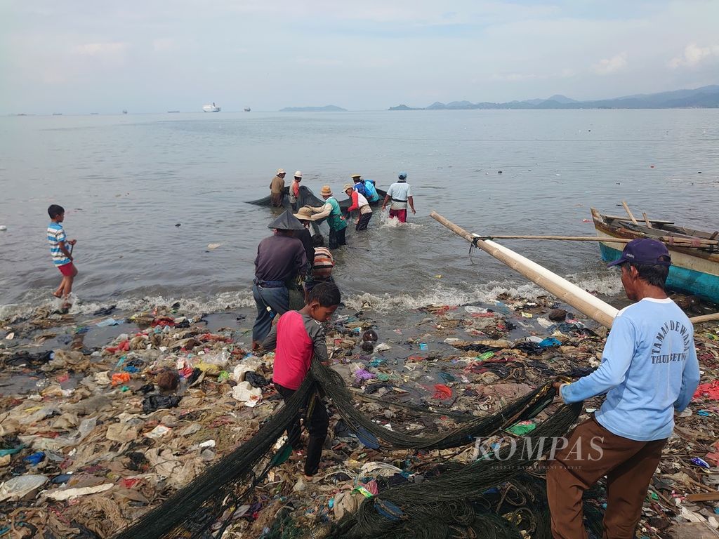 Nelayan di Kelurahan Sukaraja, Kecamatan Bumiwaras, Kota Bandar Lampung, menjaring ikan menggunakan payang, Selasa (11/7/2023). Persoalan sampah di kawasan pesisir Lampung membutuhkan penanganan serius. 