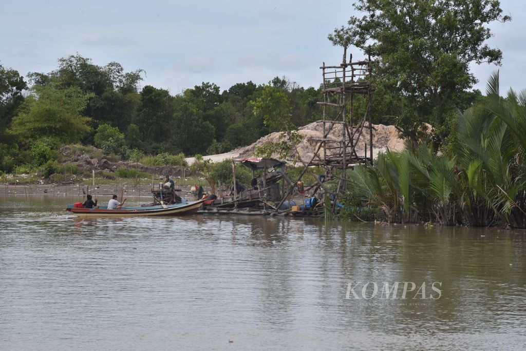 Penambangan timah ilegal tetap berlangsung di sekitar perkampungan nelayan di Pangkal Arang, Kecamatan Pangkal Balam, Kota Pangkal Pinang, Provinsi Bangka-Belitung, Rabu (24/4/2024). 