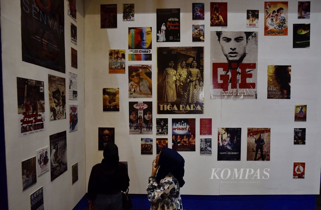 Poster dari sejumlah film produksi nasional dipajang dalam pameran bertajuk Jejak Memori Gempita Layar Perak Jakarta di Museum Sejarah Jakarta, kawasan Kota Tua, Jakarta, Selasa (10/10/2023). 