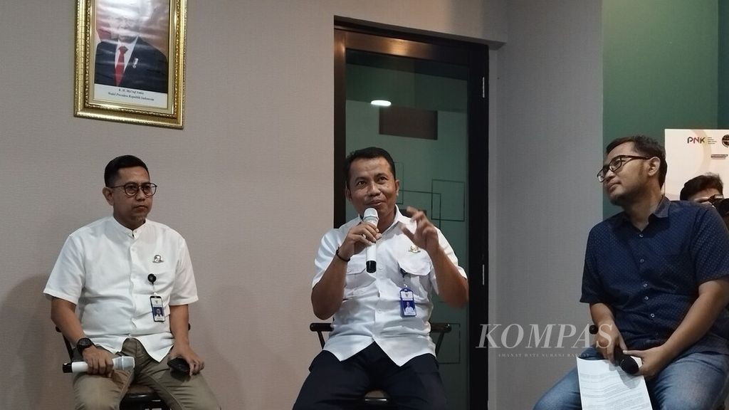Sekretaris Direktorat Jenderal (Ditjen) Perhubungan Darat Kementerian Perhubungan (Kemenhub) Amirulloh (tengah) memaparkan mengenai pentingnya keselamatan dalam berkendara, dalam acara <i>media briefing</i> di Kantor Kemenhub, Jakarta, Kamis (6/7/2023).
