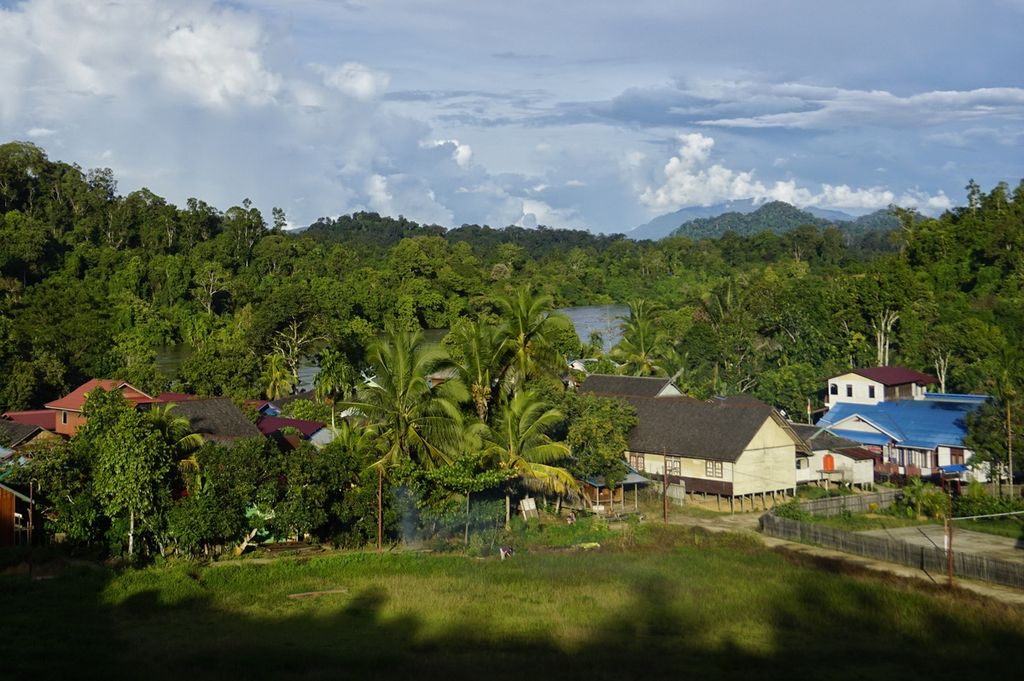 Perbatasan Desa Long Tuyoq dan Desa Liu Mulang, Kecamatan Long Pahangai, Mahakam Ulu, Kalimantan Timur, dilihat dari ketinggian, Kamis (12/12/2019).
