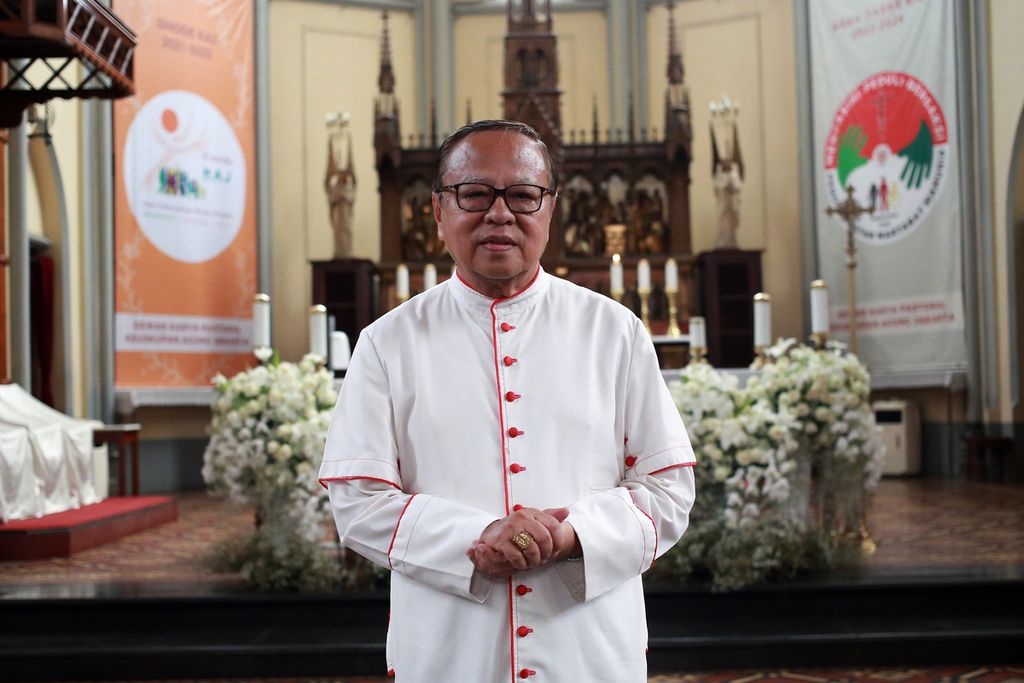 Kardinal Ignatius Suharyo berpose di Gereja Katedral, Jakarta Pusat, Selasa (13/12/2022). 