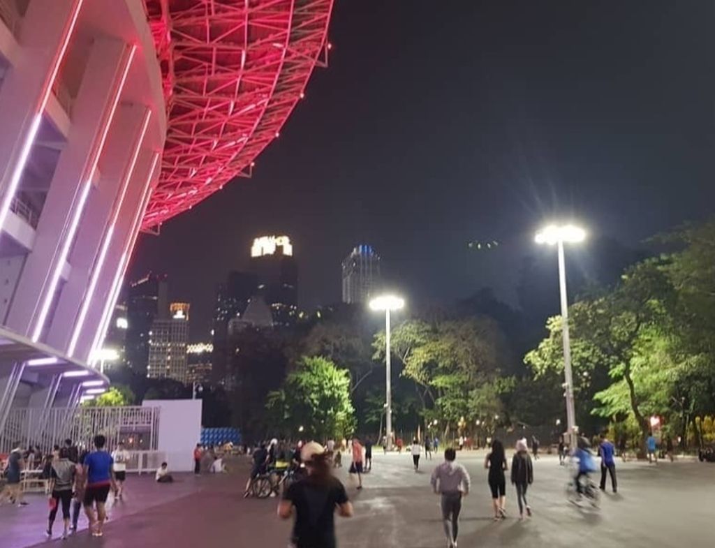 Beberapa pengunjung tengah berlari pada malam hari di Stadion Gelora Bung Karno atau GBK, Senayan, Jakarta, pada Jumat (10/3/2023).