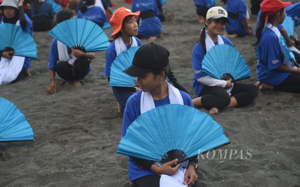 Penari saat geladi bersih dan pengukuhan penari Festival Gandrung Sewu 2023 di Pantai Boom, Kabupaten Banyuwangi, Jumat (15/9/2023). 
