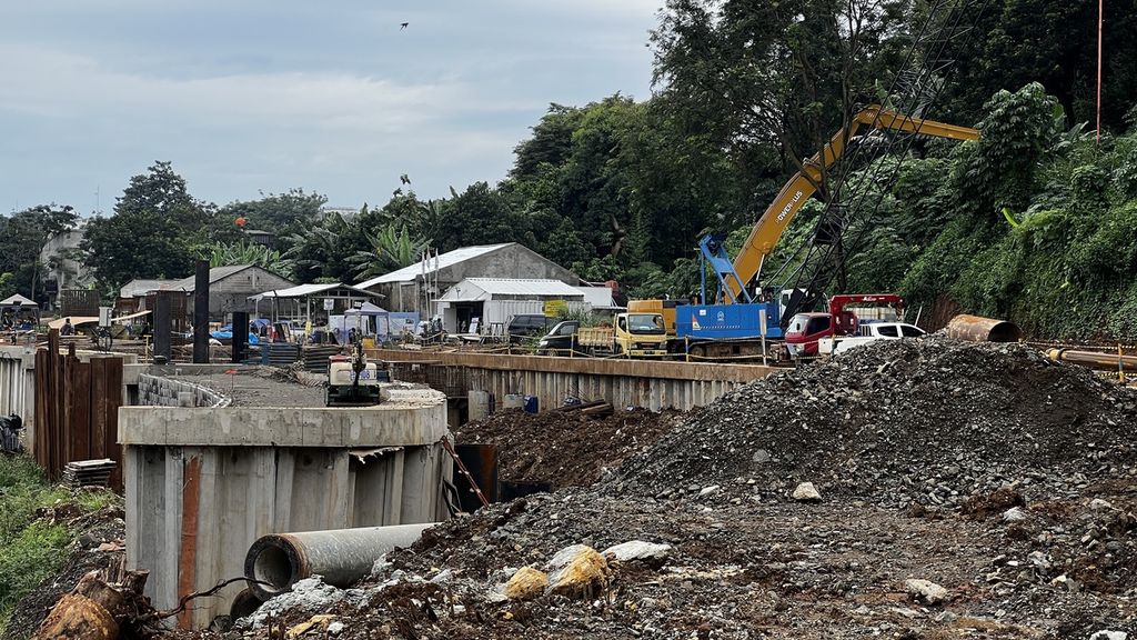 Pembangunan proyek saringan sampah di TB Simatupang perbatasan Jakarta Timur dan Jakarta Selatan, Jumat (3/1/2023).