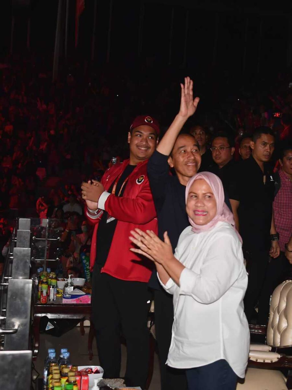 Presiden Joko Widodo dan Ibu Iriana Joko Widodo menyaksikan langsung pertandingan semifinal kejuaraan badminton Indonesia Terbuka 2023 di Istora Gelora Bung Karno, Jakarta, Sabtu (17/6/2023) malam. 