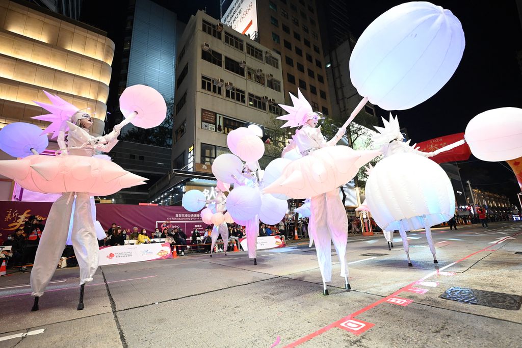 Peserta kelompok Universe of Lights asal Jerman mengikuti Parade Tahun Baru Imlek Internasional pada hari pertama Imlek Naga di Hong Kong, Sabtu (10/2/2024). 