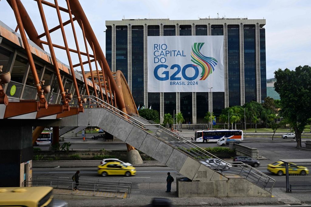 Logo G-20 Brasil di Balai Kota Rio de Janeiro pada Kamis (15/2/2024). 